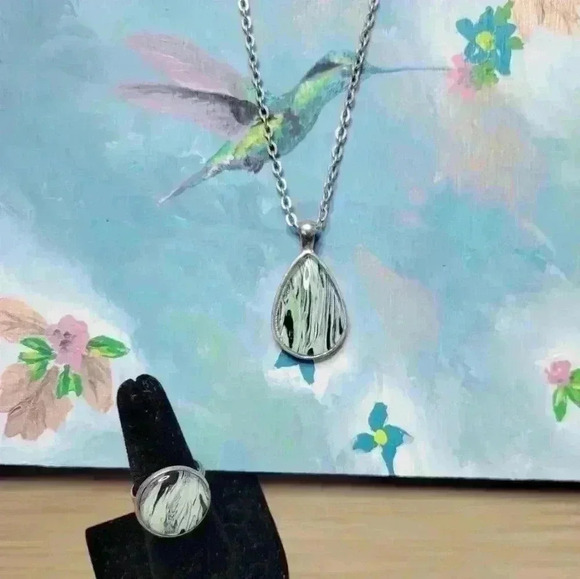 Green and black resin necklace and ring set - Picture 3 of 12